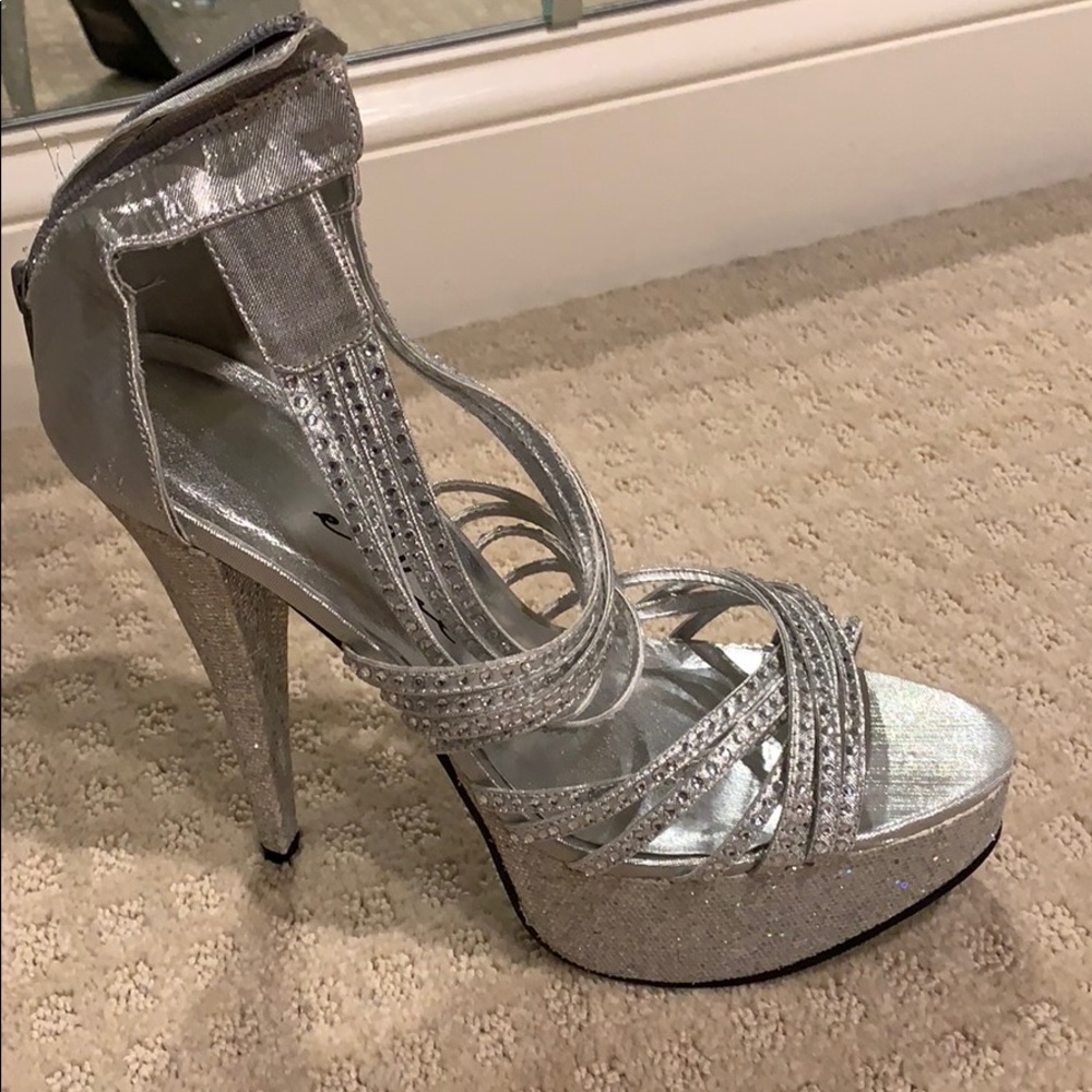 Ellie Size 9 Platform Silver Glitter Sandal